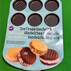 Wilton Ice Cream Sandwich Maker - Dark Brown